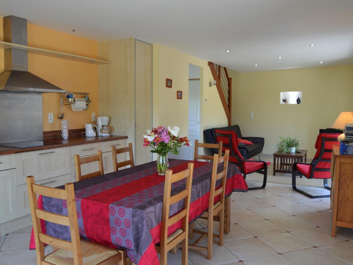 Cosy Chalet With Private Garden In Normandy Isigny-le-Buat Habitación foto