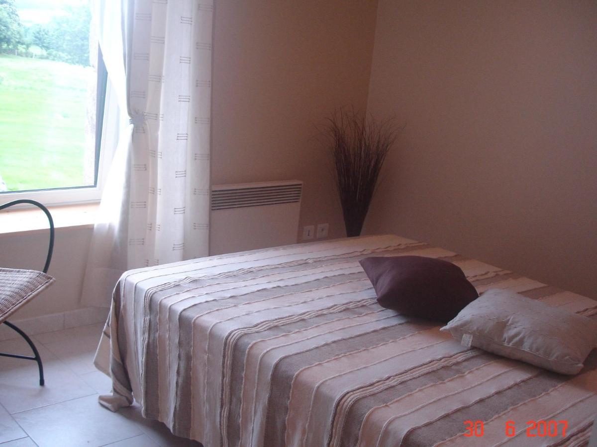 Cosy Chalet With Private Garden In Normandy Isigny-le-Buat Habitación foto