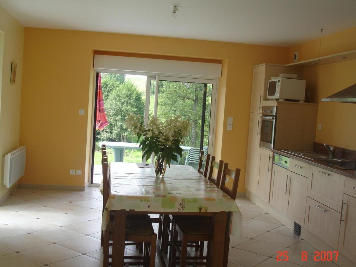 Cosy Chalet With Private Garden In Normandy Isigny-le-Buat Habitación foto